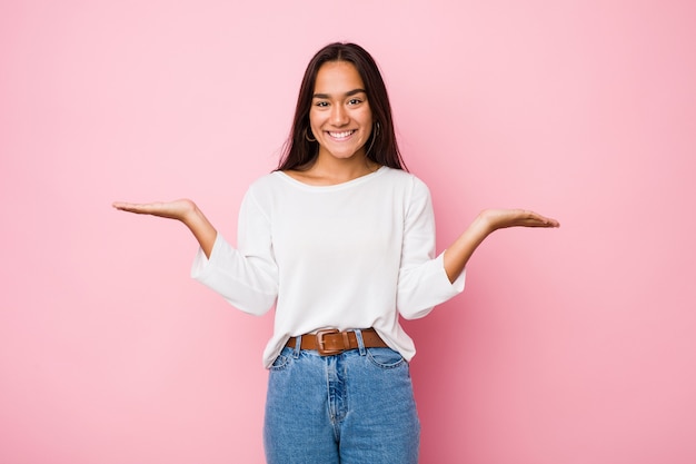 La mujer se siente feliz y segura