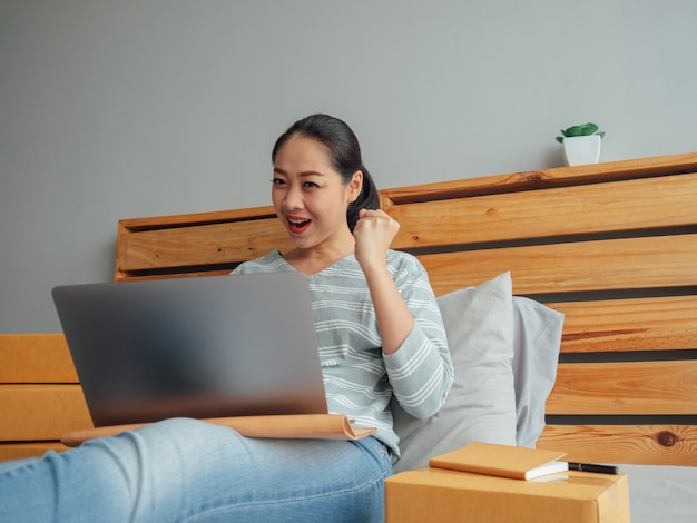 La mujer se siente feliz con sus ventas y servicios en línea.