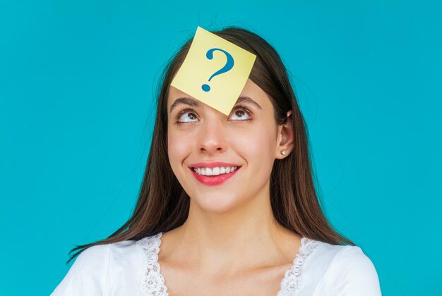 Mujer con un signo de pregunta en la frente Notas de papel con signos de pregunta Mujer