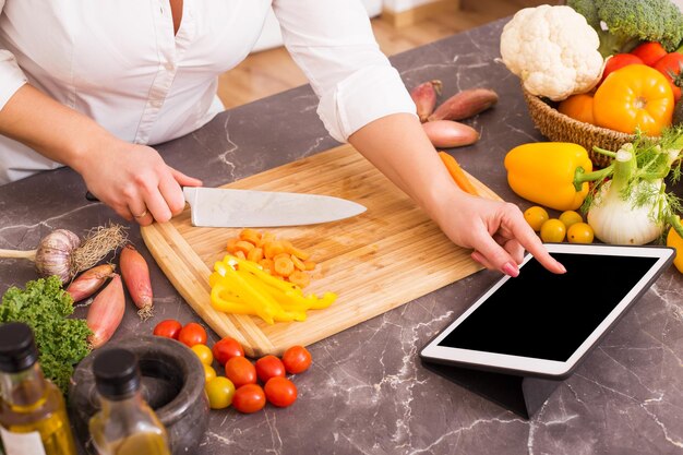 Mujer siguiendo la receta en tableta