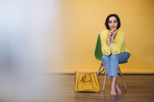 Mujer en silla aislada