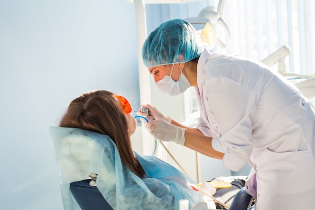 Mujer en la silla del dentista durante un procedimiento dental.