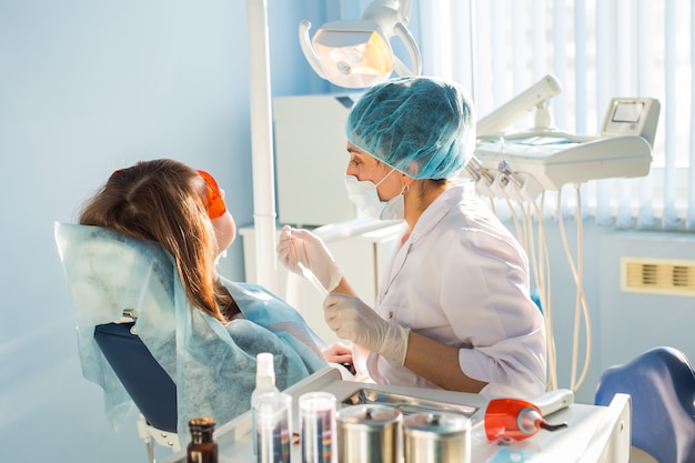 Mujer en la silla del dentista durante un procedimiento dental.