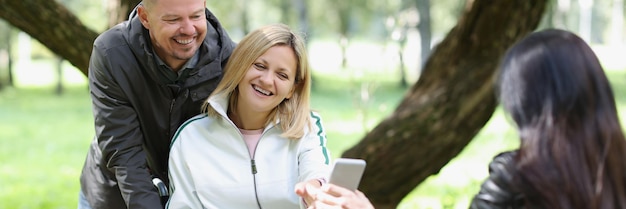 Mujer en silla de ruedas conversa con amigos en apoyo del parque y rehabilitación de personas con