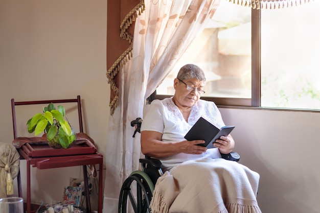 Mujer en silla de ruedas leyendo un libro