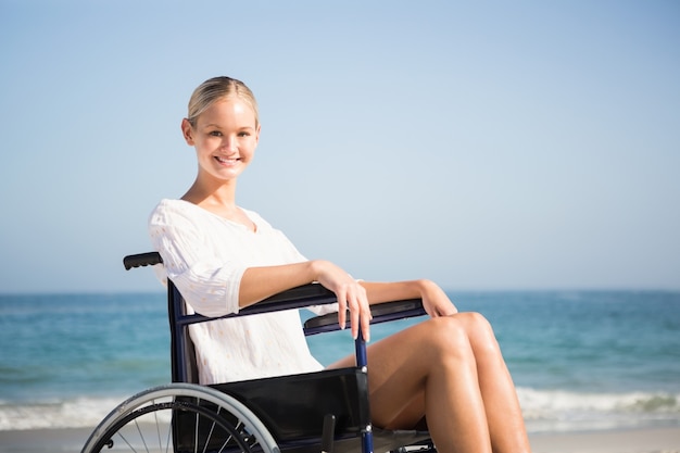 Mujer en silla de ruedas relajándose en la playa