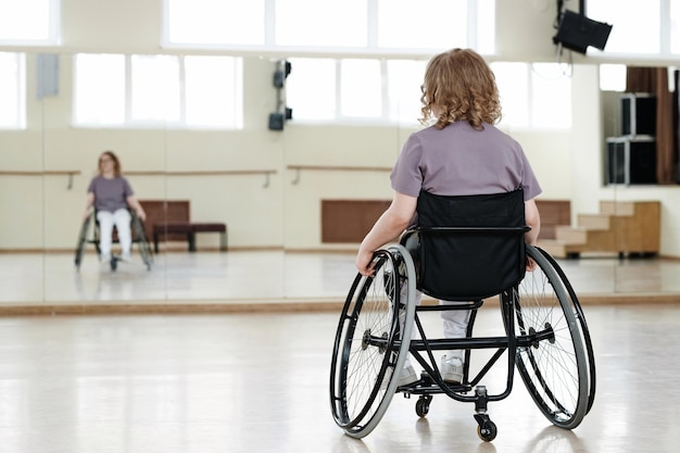 Mujer en silla de ruedas en el salón de baile