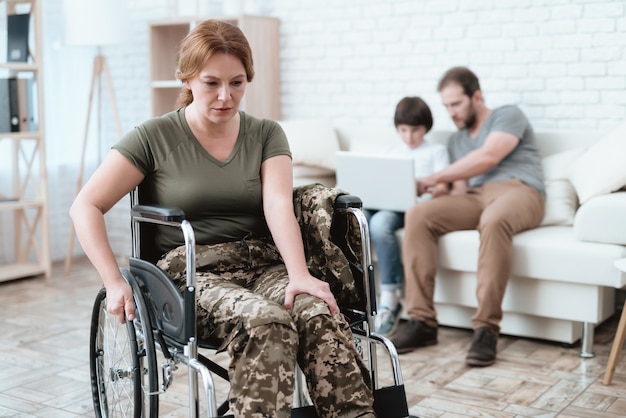 Una mujer en silla de ruedas tiene dolor.