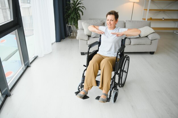 Mujer en silla de ruedas trabajando en el salón