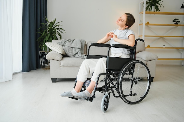 Mujer en silla de ruedas trabajando en el salón