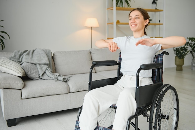 Mujer en silla de ruedas trabajando en el salón