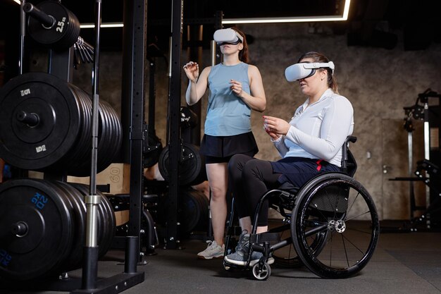 Mujer en silla de ruedas con VR en el gimnasio