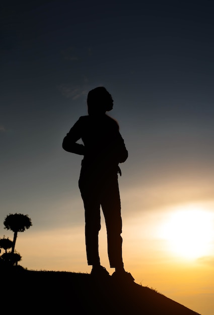 Mujer silueta frente a una puesta de sol