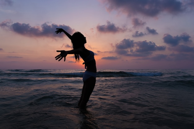 mujer de silueta en la playa