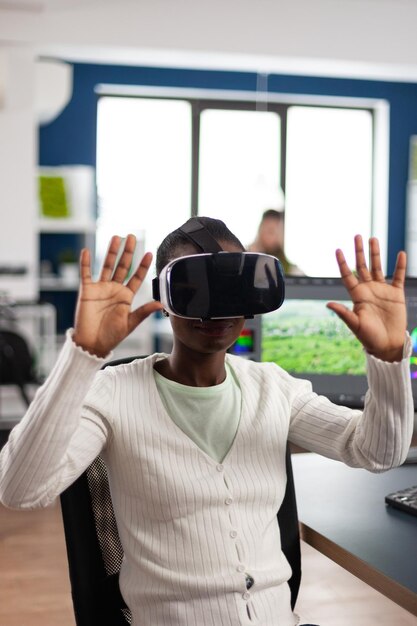 Foto mujer con un simulador de realidad virtual