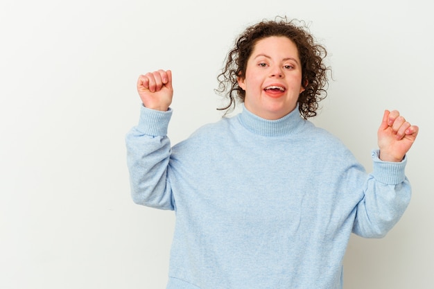 Mujer con síndrome de Down aislada levantando el puño después de una victoria, concepto ganador