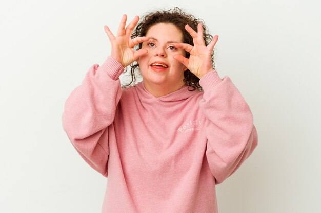 Mujer con síndrome de Down aislado mostrando bien firmar sobre los ojos