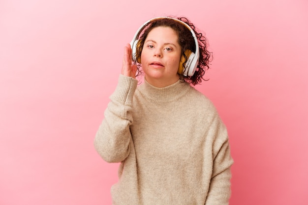 Mujer con síndrome de Down con auriculares aislados