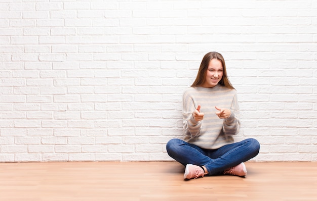 mujer sintiéndose feliz, fresca, satisfecha, relajada y exitosa, señalando, eligiéndote