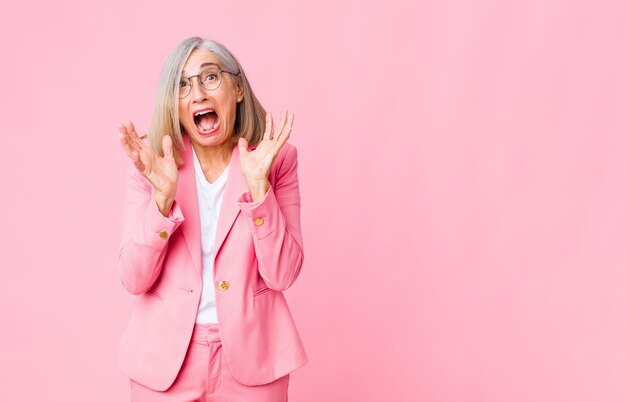 mujer sintiéndose sorprendida y emocionada, riendo, asombrada y feliz por una sorpresa inesperada