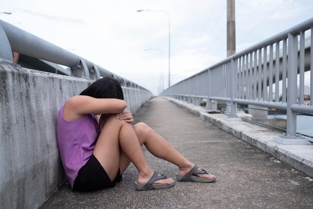 mujer sintiéndose triste solo corazón roto