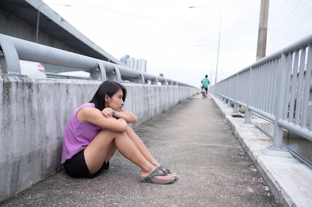 mujer sintiéndose triste solo corazón roto