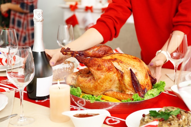 Mujer sirviendo mesa para la cena de Acción de Gracias, vista cercana