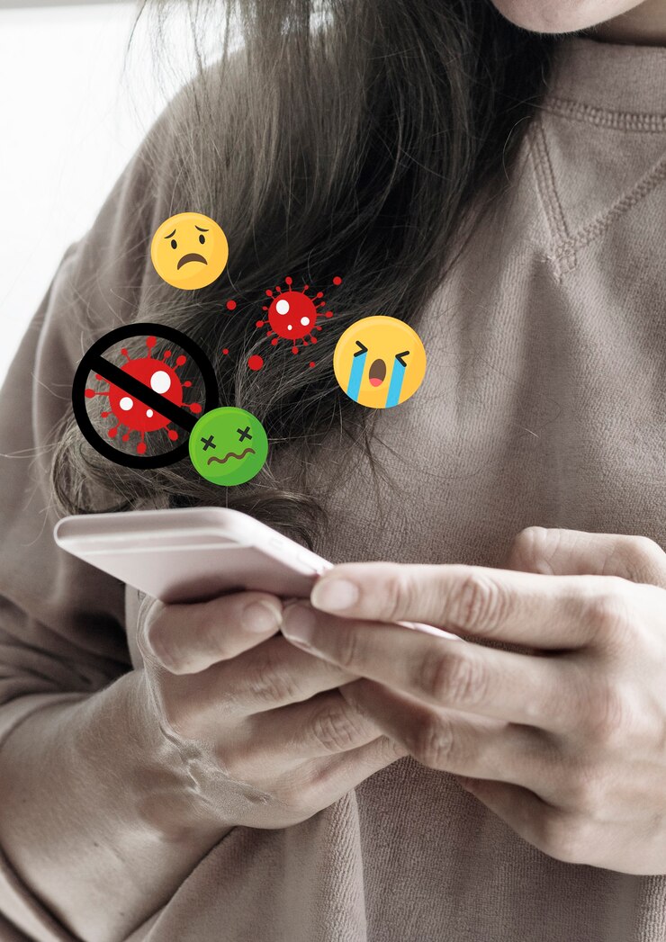 Foto mujer con smartphone buscando actualizaciones de covid-19
