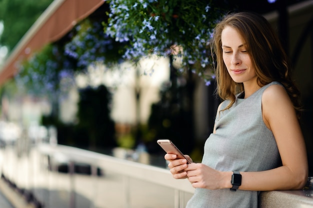 Mujer con smartphone en la calle