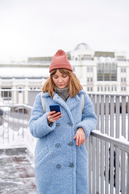 Foto mujer con smartphone en la calle