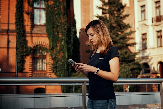 Mujer con smartphone en las calles de la ciudad