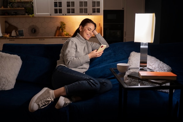 Foto mujer con smartphone como hábito