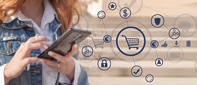 Foto mujer con smartphone compras en línea