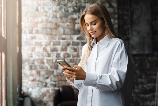 Mujer con smartphone para comunicarse en redes sociales, redes