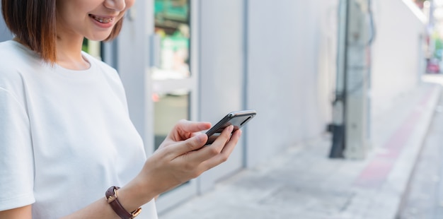 Mujer con smartphone. El concepto de usar el teléfono es esencial en la vida cotidiana.