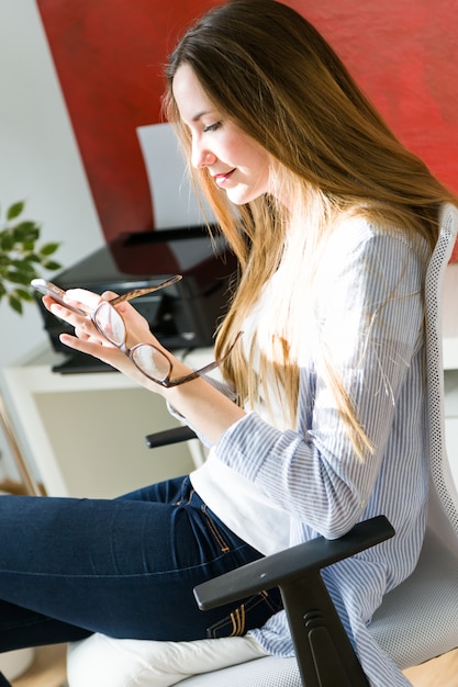 &quot;Mujer con smartphone en la Oficina&quot;