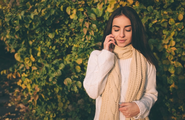 Mujer con smartphone en otoño