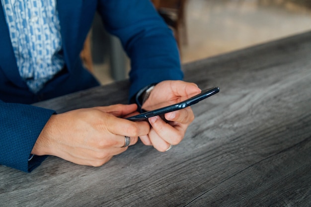 Mujer con smartphone, primer plano