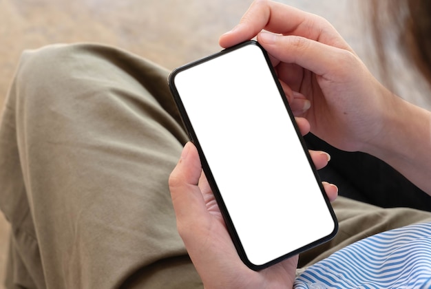 Mujer con smartphone. Teléfono móvil de pantalla en blanco para montaje de pantalla gráfica.Servicio de trabajo en red. mujer usando Smartphone. Teléfono móvil de pantalla en blanco para montaje de pantalla gráfica.Servicio de trabajo en red.