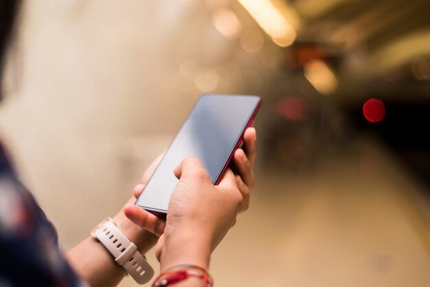 mujer con smartphone