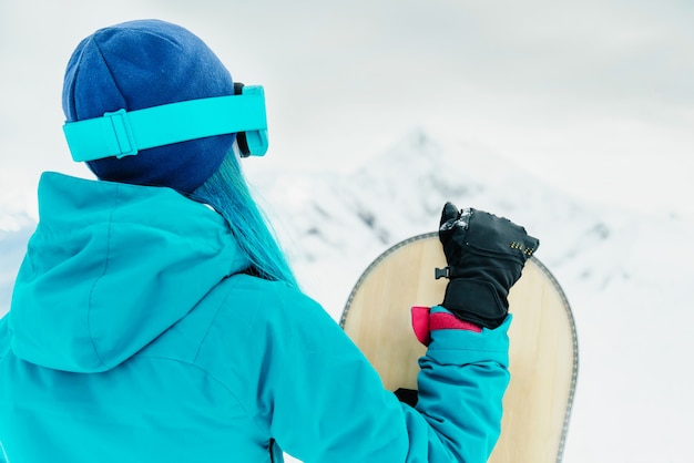 Mujer de snowboarder en invierno.