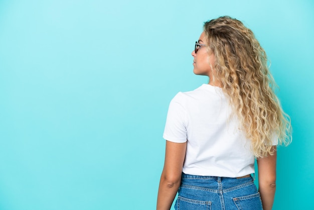 Foto mujer sobre fondo aislado