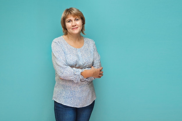 Una mujer sobre un fondo azul muestra diferentes emociones.