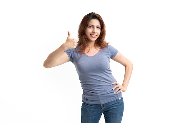 Mujer sobre fondo blanco con el dedo hacia arriba