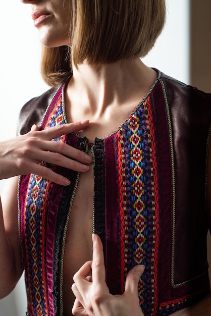 Mujer sobre fondo blanco en ropa de moda