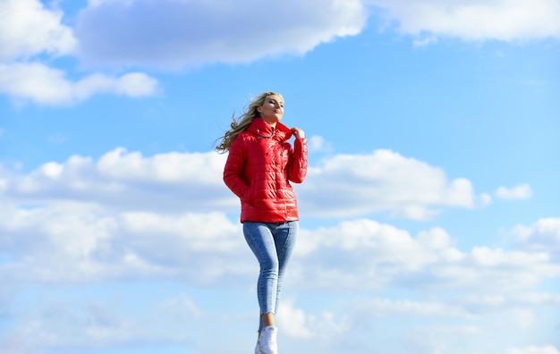 Mujer sobre fondo de cielo azul mujer en pose de modelo al aire libre siéntase libre mujer disfrutando del clima al aire libre Libertad y expectativa Belleza y moda ven el concepto de soledad Sentirse coqueta