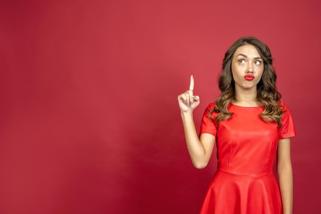 Mujer sobre un fondo rojo