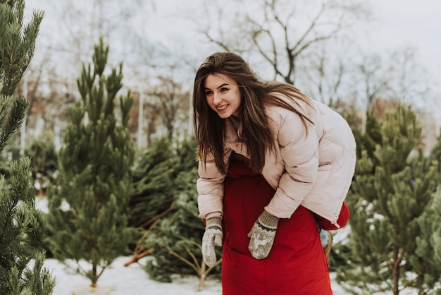 Una mujer sobre el hombro de un hombre. Navidad, año nuevo y concepto de amor.