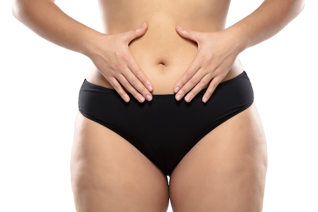 Mujer con sobrepeso con celulitis grasa piernas y glúteos obesidad cuerpo femenino en ropa interior negra