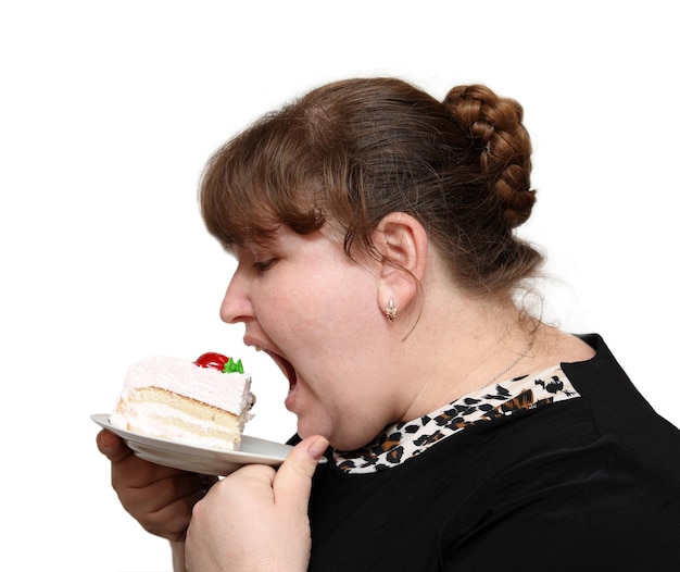 Mujer con sobrepeso mordiendo pastel